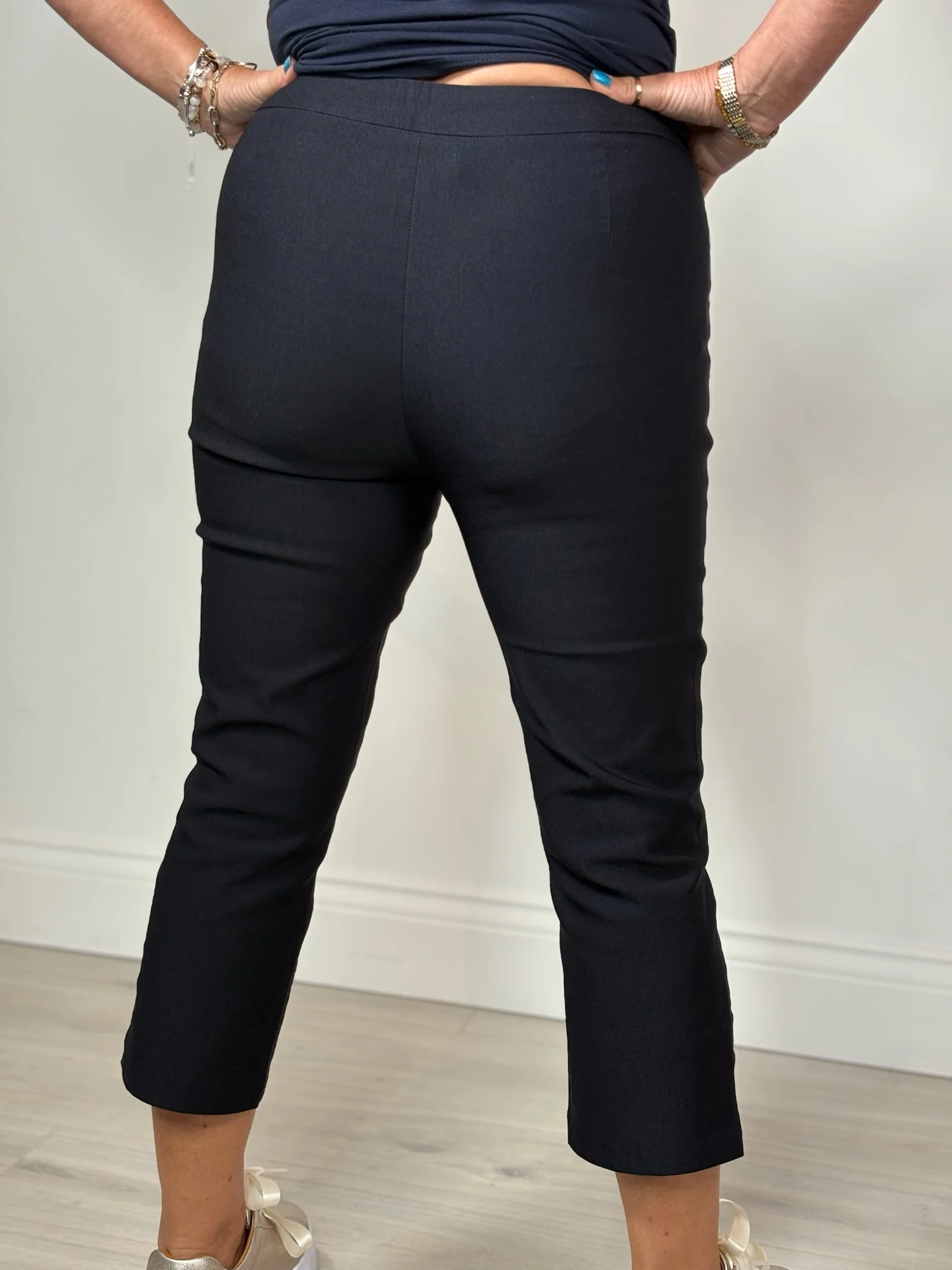 Figure Sculpting Crop Trouser - PINNS - 408C | Dark Navy - Image 5