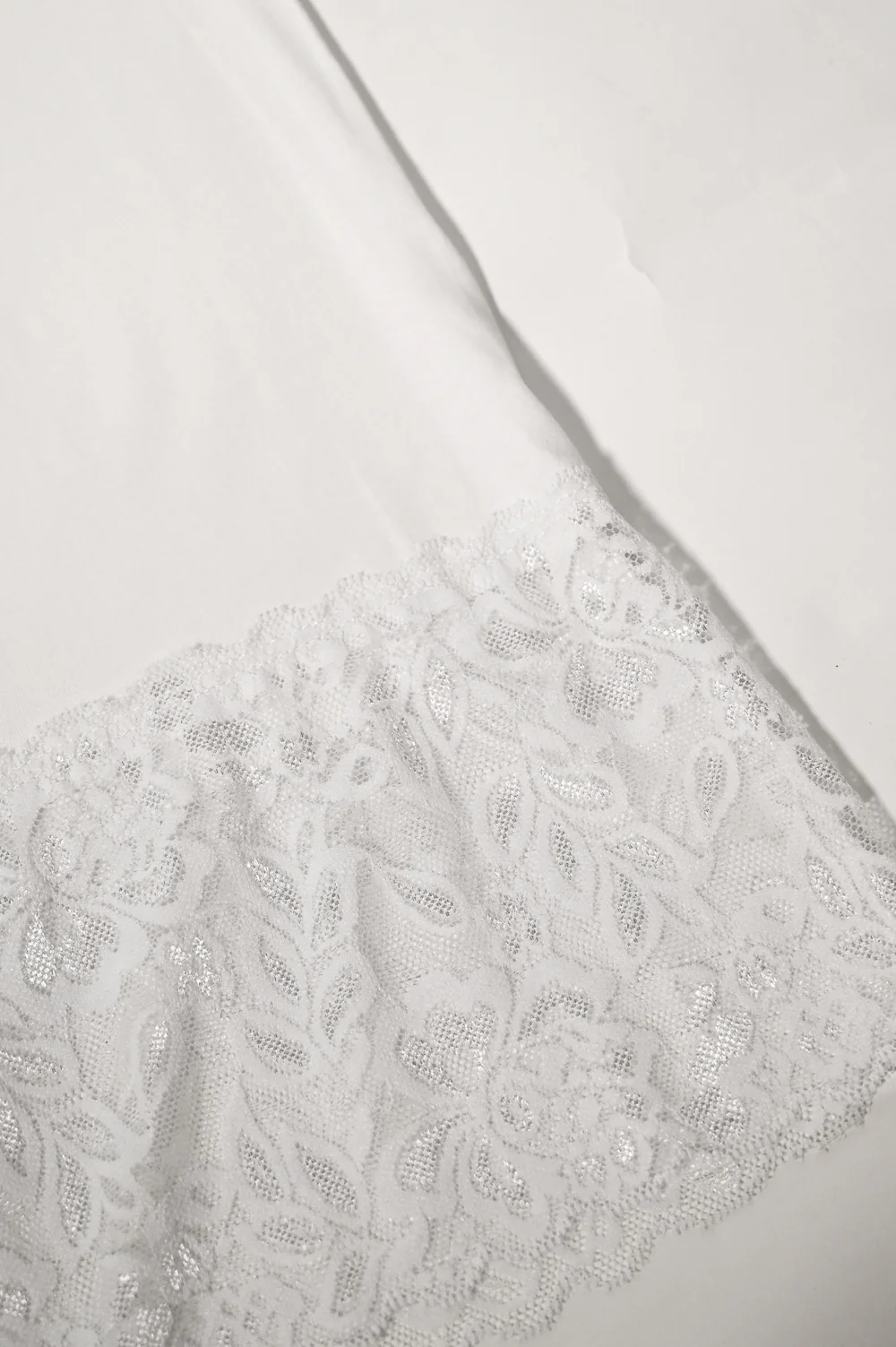 Medium Long Sleeve Lace Hem Vest Top - Image 6